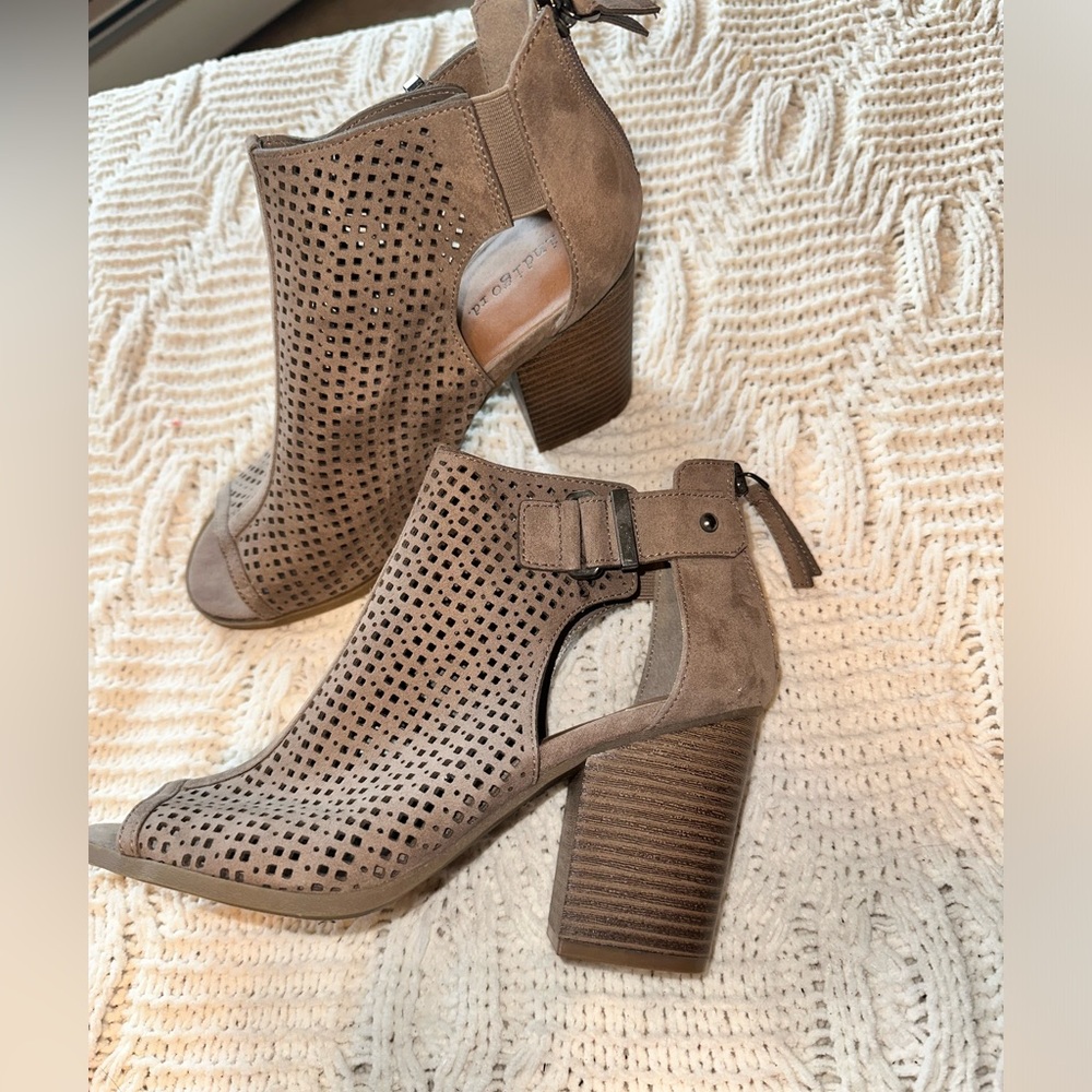 Indigo Rd. Tan suede mesh style sling back sandal size 7.5 new never worn